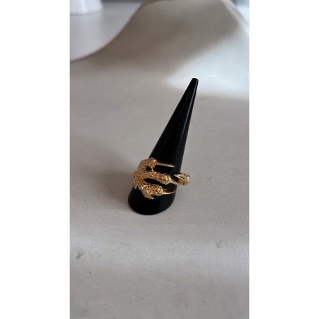 <p>18K gold plated ring with four claws, adjustable.</p>