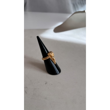 <p>Anillo midi con cráneo de pájaro, ajustable. Latón chapado en oro de 18k.</p>